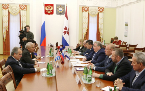 Глава Мордовии встретился с Полномочным послом Кубы в России