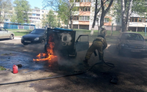 В Саранске во дворе дома вспыхнула легковушка