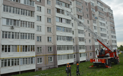 В Саранске маленький ребенок закрыл мать на балконе (фото)