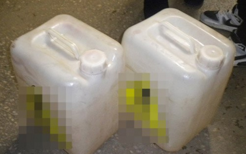 В Мордовии два студента слили 400 литров дизеля с большегрузов предприятия