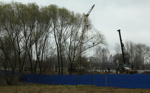 Три жителя Саранска пробрались на стройку и украли детали с гусеничного крана