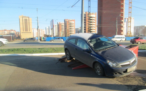 В Саранске водитель иномарки не справился с управлением и наехал на эстакаду (ФОТО)