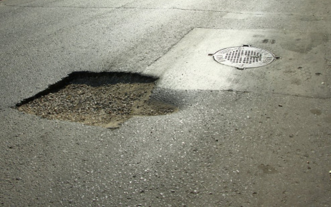 В Саранске автоледи на «Рено» врезалась в отбойник из-за выбоины на дороге