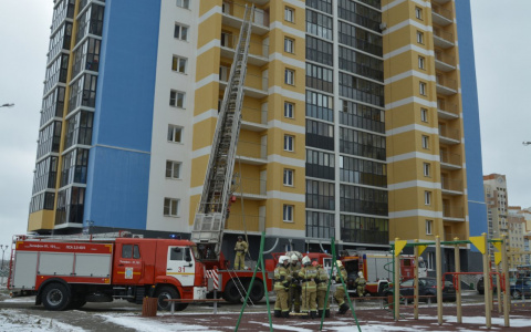 В Саранске сотрудники МЧС потушили «пожар» в многоквартирном доме