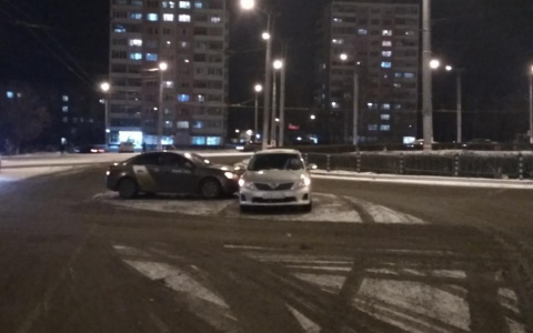 В Саранске не смогли разъехаться две иномарки: пострадала пенсионерка