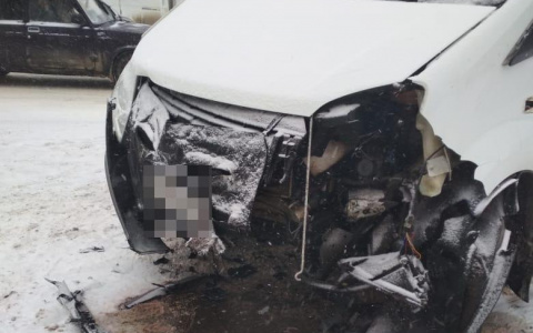 В Рузаевке столкнулись иномарка и микроавтобус: пострадала женщина (фото)