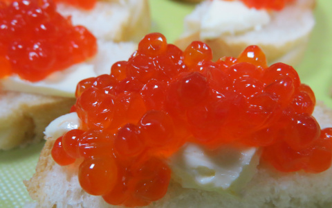 Россиянам рассказали о подешевевшей вдвое красной икре