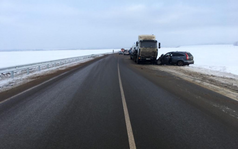 В Мордовии иномарка врезалась в попавший в ДТП автовоз