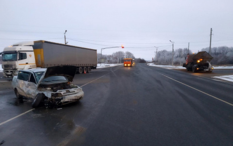 На трассе в Мордовии столкнулись легковушка и большегруз: пострадали пять человек (фото)