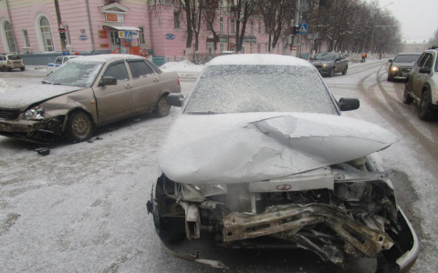 В Саранске не смогли разъехаться две легковушки (фото)