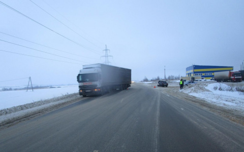 В Саранске столкнулись большегруз и «ВАЗ»: пострадала женщина