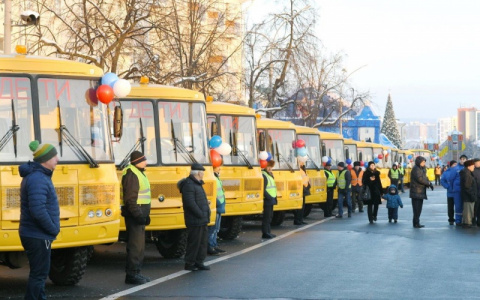 Глава Мордовии Владимир Волков вручил ключи от машин скорой помощи и школьных автобусов