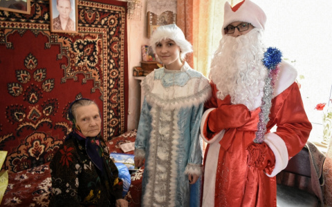 Волонтеры Мордовии поздравили с наступающими праздниками постояльцев Саранского пансионата для ветеранов войны и труда