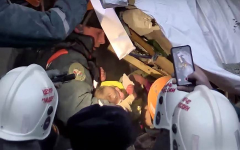 Под завалами в Магнитогорске найден живым 11-месячный ребенок