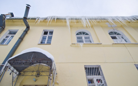 В Саранске коммунальщики не могут сбить сосульки с крыш из-за припаркованных машин