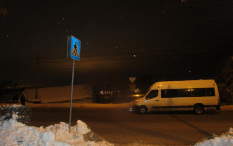 В Саранске невнимательный водитель микроавтобуса сбил мужчину (фото)
