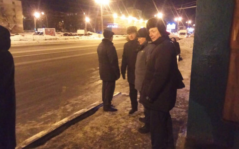 Мэр Саранска вновь ждал автобус на остановке