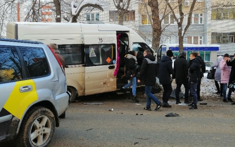 В Саранске столкнулись маршрутное такси и иномарка: четыре человека пострадали