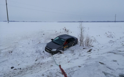 В Мордовии автомобиль такси слетел с дороги и опрокинулся