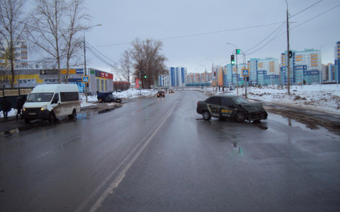 В Саранске столкнулись «ИЖ» и такси: есть пострадавший