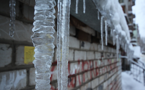 В Мордовии прокуратура потребовала убрать сосульки с крыш школ
