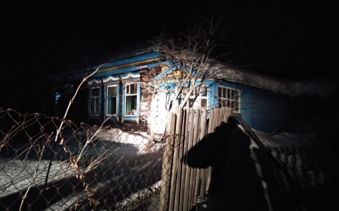 Жители села в Мордовии вынесли из горящего дома пенсионерку: женщину не удалось спасти