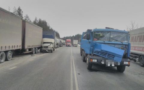Массовое ДТП с грузовиками на трассе в Мордовии: пострадал один человек
