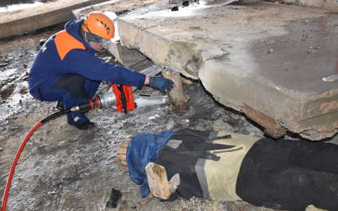 В Саранске «обрушился» затопленный цех, людей «зажало» бетонными плитами