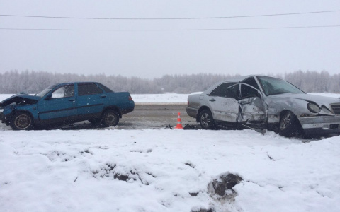 Четыре человека пострадали при столкновении двух легковушек в Саранске