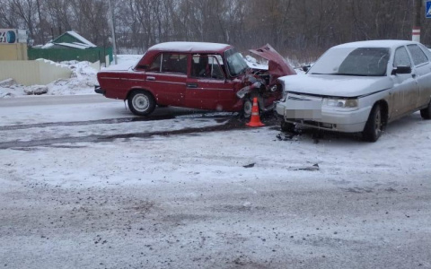 Два человека пострадали при столкновении двух легковушек в Мордовии