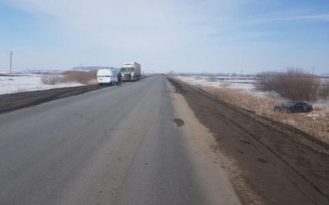 На трассе в Мордовии иномарка вылетела в кювет: пострадала девушка