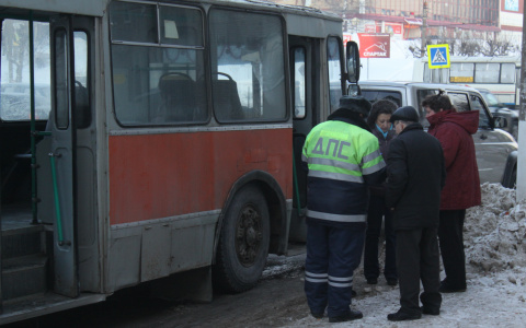 В Саранске 84-летний дедушка упал в троллейбусе