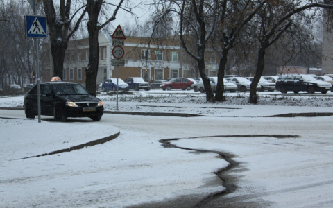 Пьяный житель Саранска избил таксиста, угнал его автомобиль и попал в ДТП