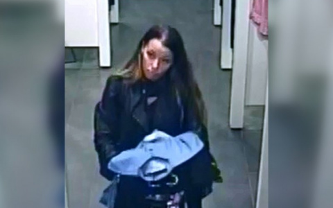 Неизвестная украла из саранского магазина четыре куртки (видео)