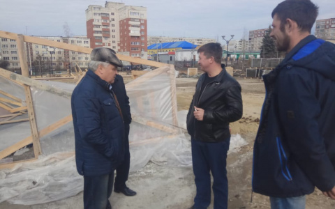 Мэр Саранска осмотрел ход работ по благоустройству парка Победы