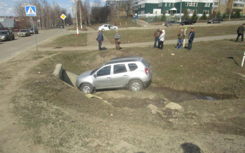 В Саранске автомобиль съехал в кювет: один человек пострадал
