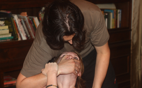 Ревнивый житель Мордовии в пылу ссоры задушил свою жену