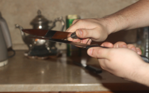 Житель Саранска учил брата жить «по понятиям» и получил за это нож в грудь