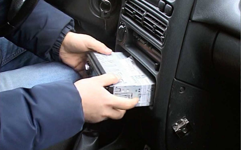 Любовь к автомагнитолам закончилась для студента из Мордовии встречей с полицией