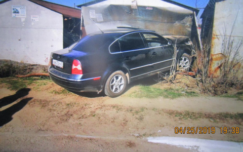 В Саранске водитель иномарки врезался гараж