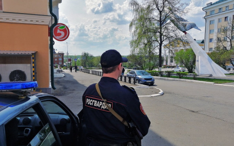 Ночью пьяный житель Саранска пытался залезть на воинский мемориал