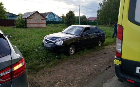 Две школьницы, перебегая дорогу, попали под колеса «Приоры» в Мордовии (фото)