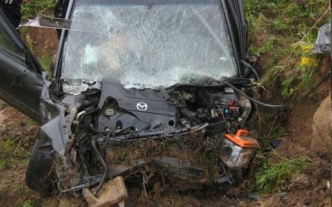 В Мордовии молодая автоледи превратила свою «Мазду» в консервную банку