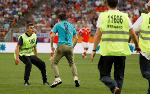 Выяснилось, как наказали выбежавшего на поле «Мордовия Арены» фаната