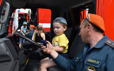 МЧС Мордовии познакомила жителей Саранска со своей техникой, снаряжением и лабрадорами-помощниками