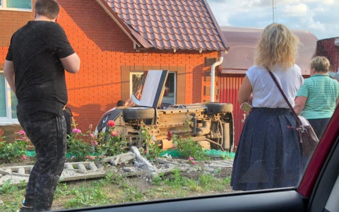 В Саранске авто влетело в частный дом, есть пострадавший
