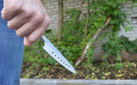 В Саранске пьяный мужчина всадил нож в печень соседа