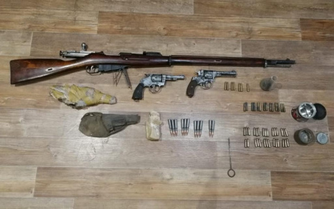 Житель Саранска в потолке своего дома нашел ящик, забитый оружием