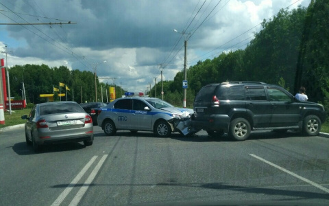 В Саранске столкнулись автомобиль ДПС и дорогой внедорожник