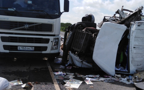 Появились фото с места смертельного ДТП в Мордовии, где грузовик влетел в экскаватор